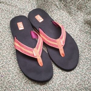 Fun Wmn's Pink Orange Aztec Teva Flip Flops sz 8